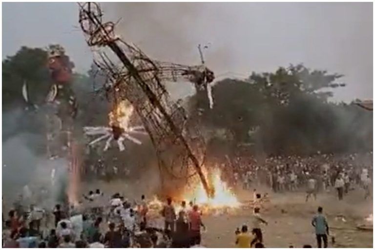 हरियाणा के यमुनानगर में बड़ा हादसा टला- लोगों की भीड़ पर गिरा रावण का जलता पुतला, कई घायल | VIDEO